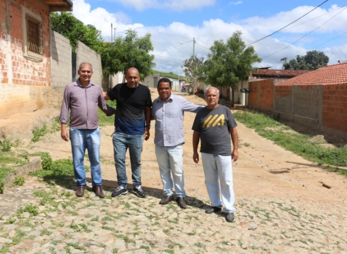 Prefeito Ademir Gobira e vereador Dilson Ferreira fazem lançamento de obras de pavimentação em Almenara