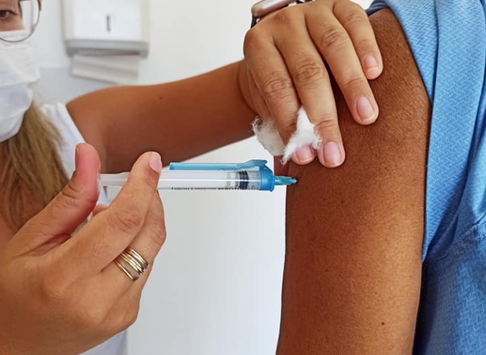 Prefeitura de Almenara realiza vacinação de idosos contra a COVID-19