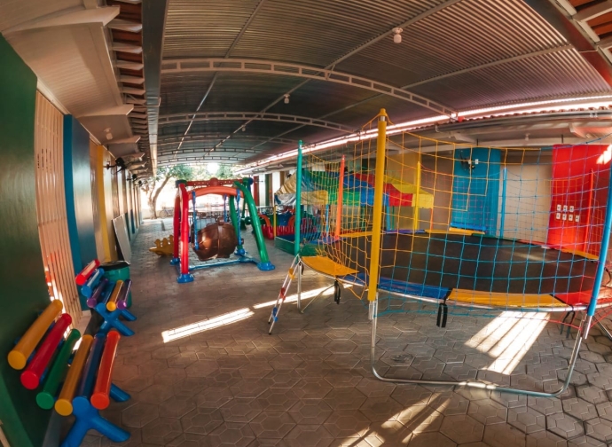 Prefeitura de Almenara realiza a instalação de parquinhos infantis nas escolas de educação infantil