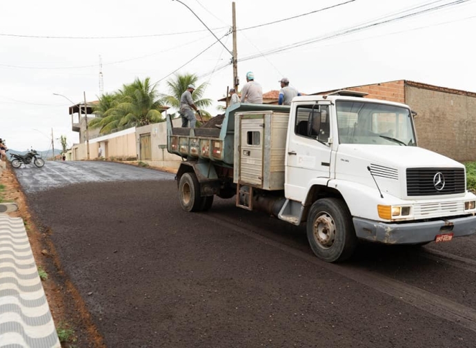 Prefeitura de Almenara inicia pavimentação no Bairro Adelita Torres